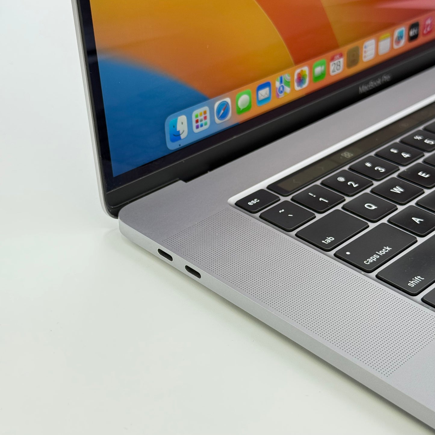 2019 Apple MacBook Pro 16" i9 2.4GHz 32GB RAM 1TB SSD Silver A2141
