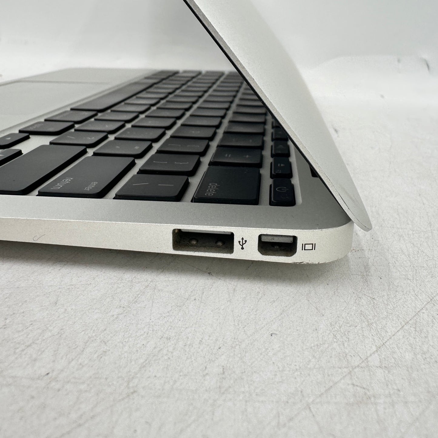 2010 Apple MacBook Air 11" Intel Core 2 Duo 1.4GHz 2GB RAM 128GB SSD A1370