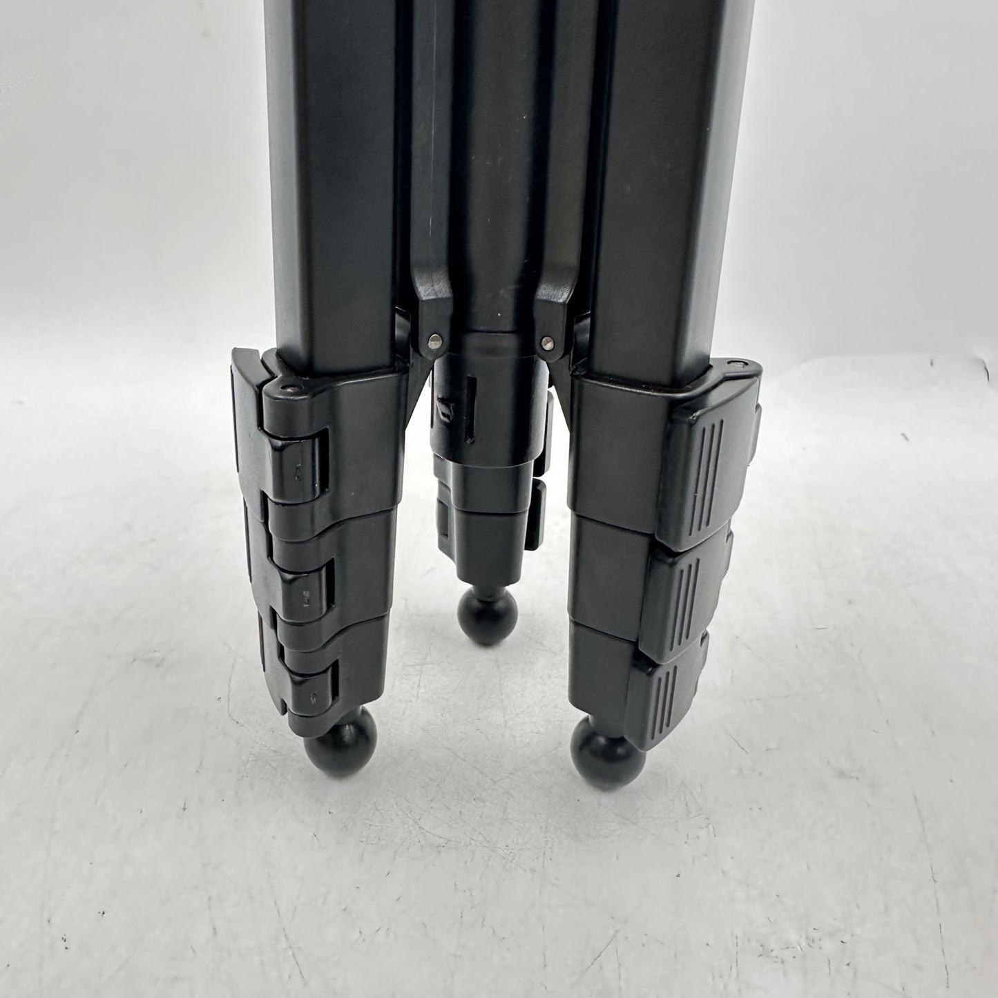 Magnus VT-100 Tripod System with 2-Way Pan Head VT100