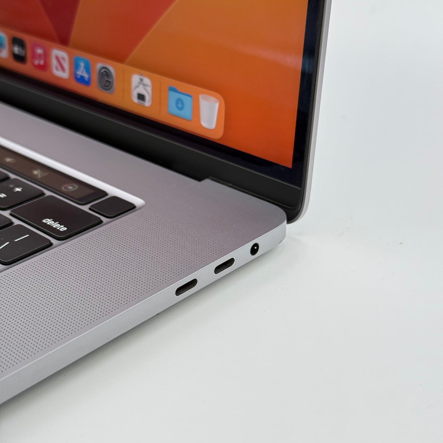 2019 Apple MacBook Pro 16" i9 2.4GHz 32GB RAM 1TB SSD Silver A2141