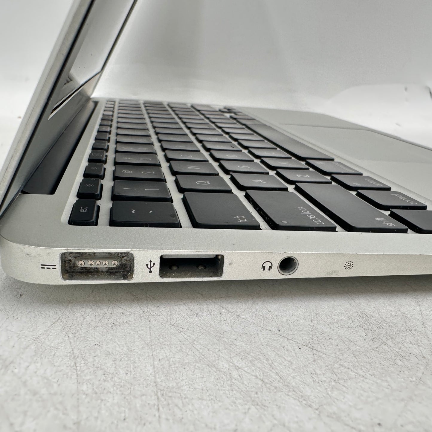 2010 Apple MacBook Air 11" Intel Core 2 Duo 1.4GHz 2GB RAM 128GB SSD A1370