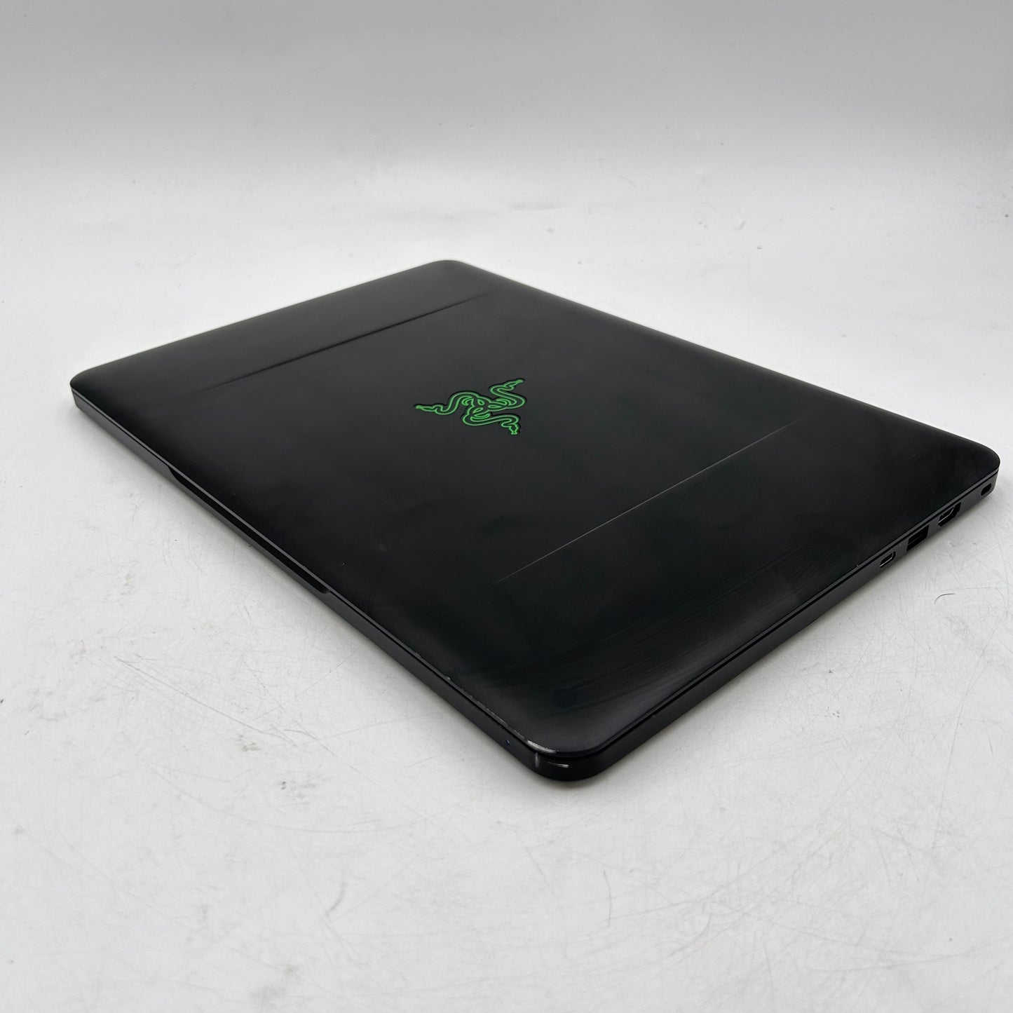 Razer Blade 14 RZ09-01953E71 14" i7-7700HQ 16GB RAM 256GB SSD GeForce GTX 1060
