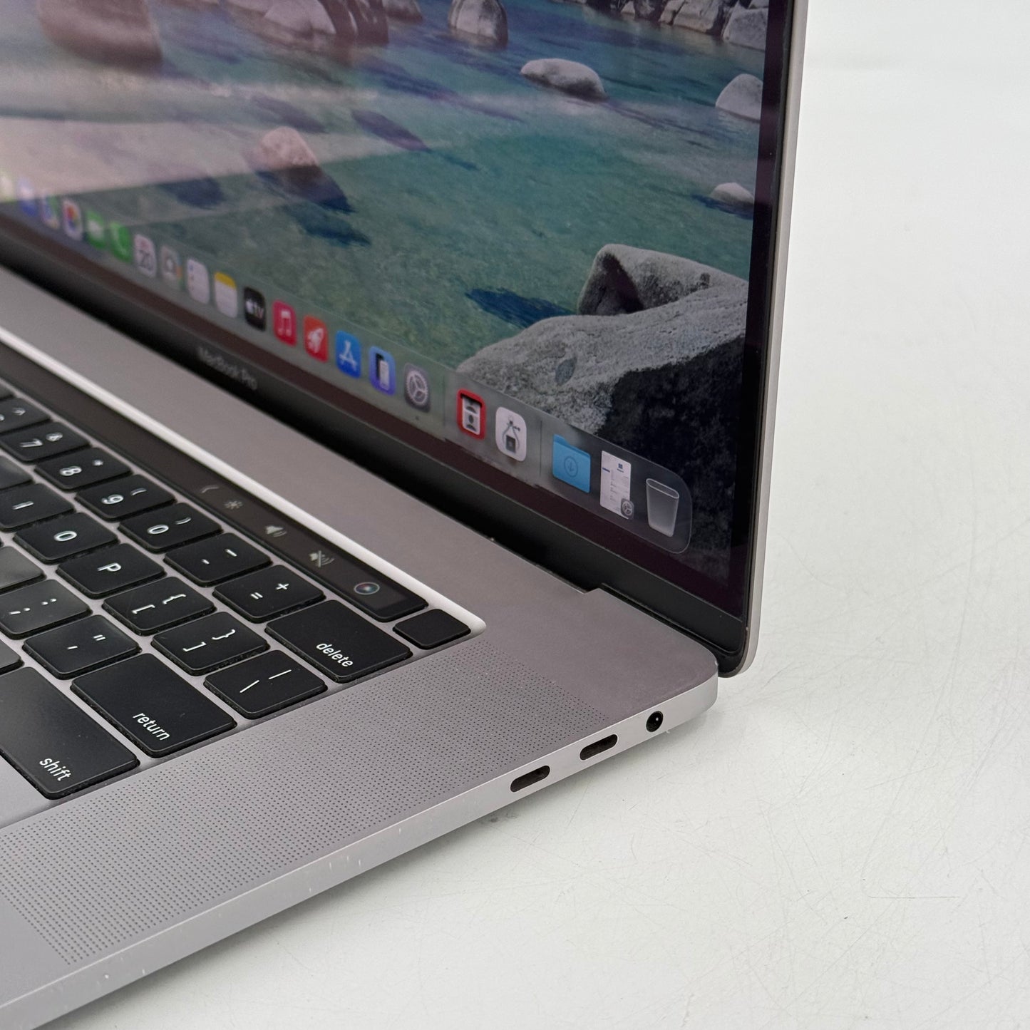 2019 Apple MacBook Pro 16" i9 2.3GHz 16GB RAM 1TB SSD Space Gray A2141