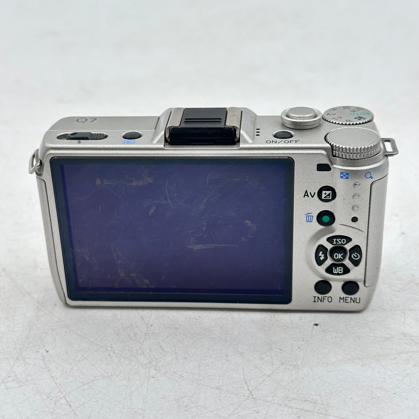Pentax Q7 12.4MP Mirrorless Digital Camera 4243 SC w/ SMC 5-15mm Zoom Lens Kit