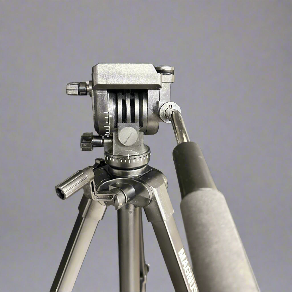 Magnus VT-100  Tripod System with 2-Way Pan Head VT100