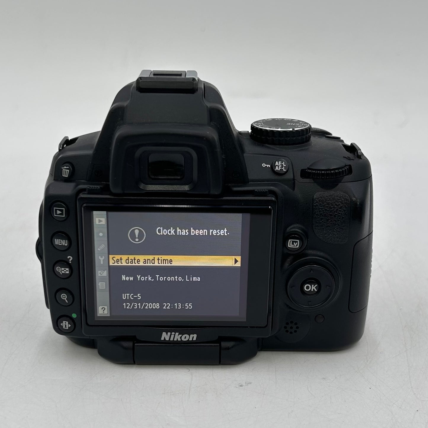 Nikon D5000 13.3MP Digital SLR DSLR Camera w/ Nikkor 18-55mm lens