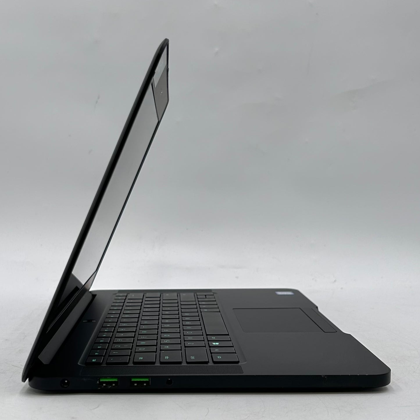 Razer Blade 14 RZ09-01953E71 14" i7-7700HQ 16GB RAM 256GB SSD GeForce GTX 1060