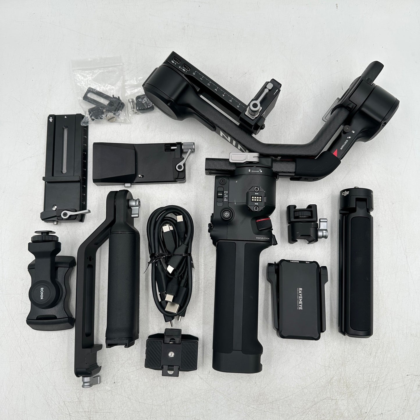 DJI RS 4 PRO Combo  3-Axis Gimbal Stabilizer P04P