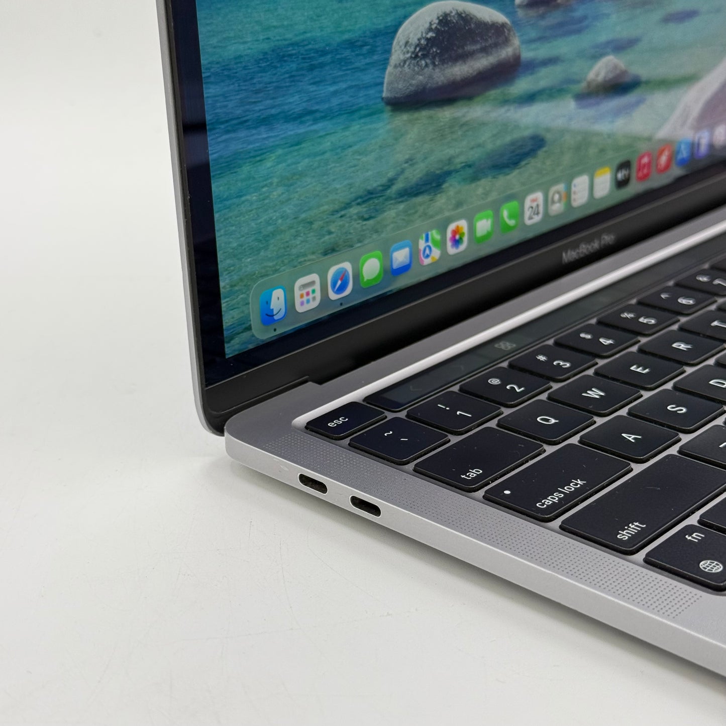 2020 Apple MacBook Pro 13.3" M1 8C GPU 3.2GHz 8GB RAM 256GB SSD A2338