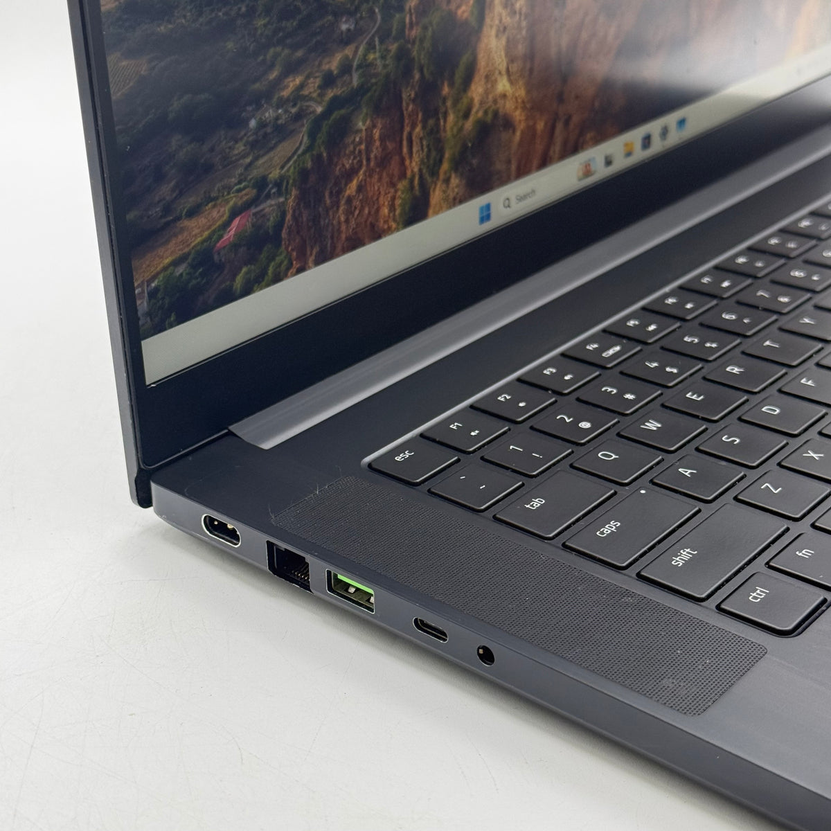 Razer Blade 15 Base RZ09-0328 15.6 i7-10750H 16GB RAM 512GB SSD GeForce RTX 2060