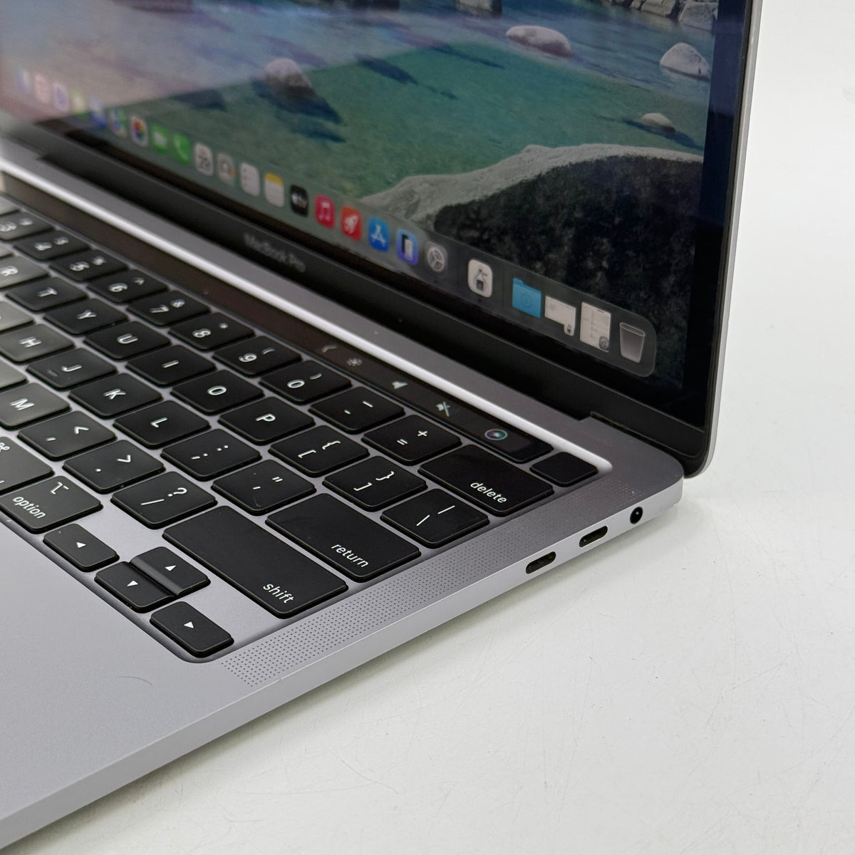2020 Apple MacBook Pro 13.3" i5 2.0GHz 16GB RAM 512GB SSD A2251