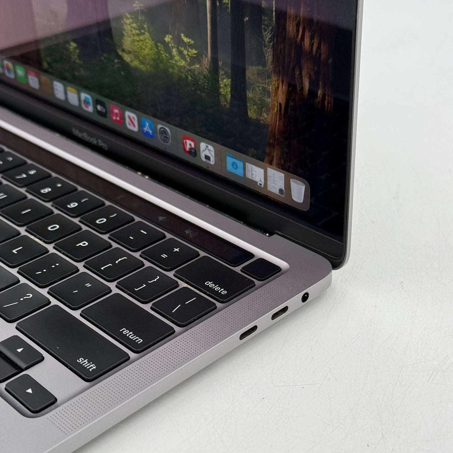 2020 Apple MacBook Pro 13.3" i5 2.0GHz 16GB RAM 512GB SSD Space Gray A2251