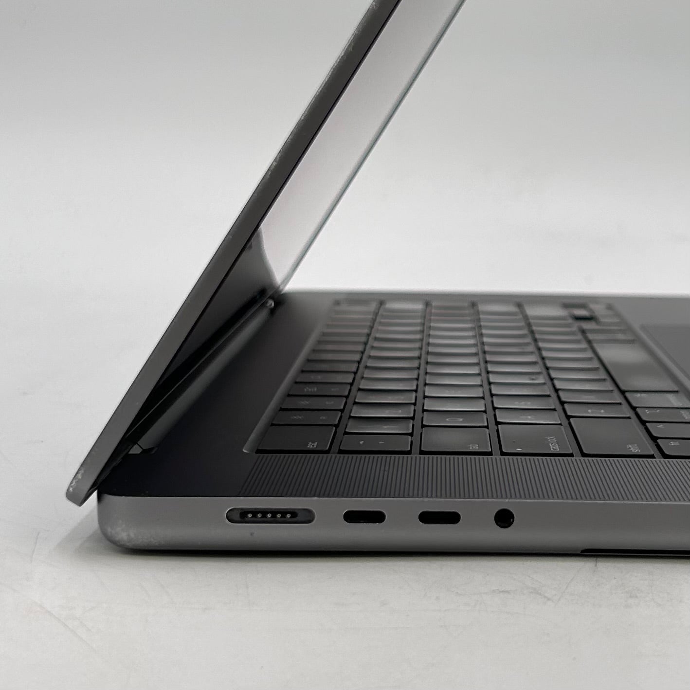 2021 Apple MacBook Pro 16" M1 Pro 16C GPU 3.2GHz 16GB RAM 512GB SSD A2485