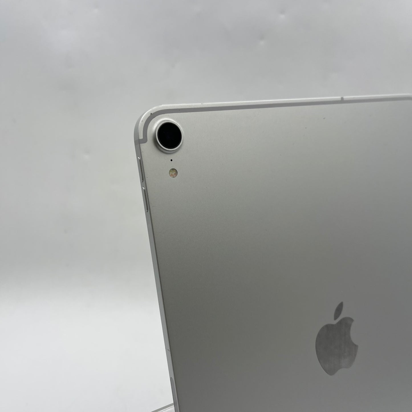 WiFi Only Apple iPad Pro 11" 1st Gen 256GB Silver MU1D2LL/A