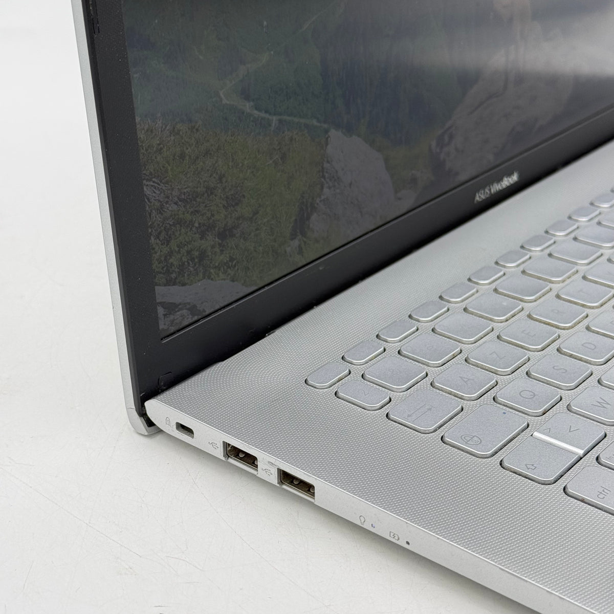 Asus Vivobook 17 X712J 17.3" i3-1005G1 1.2GHz 8GB RAM 1TB HDD 256GB SSD READ