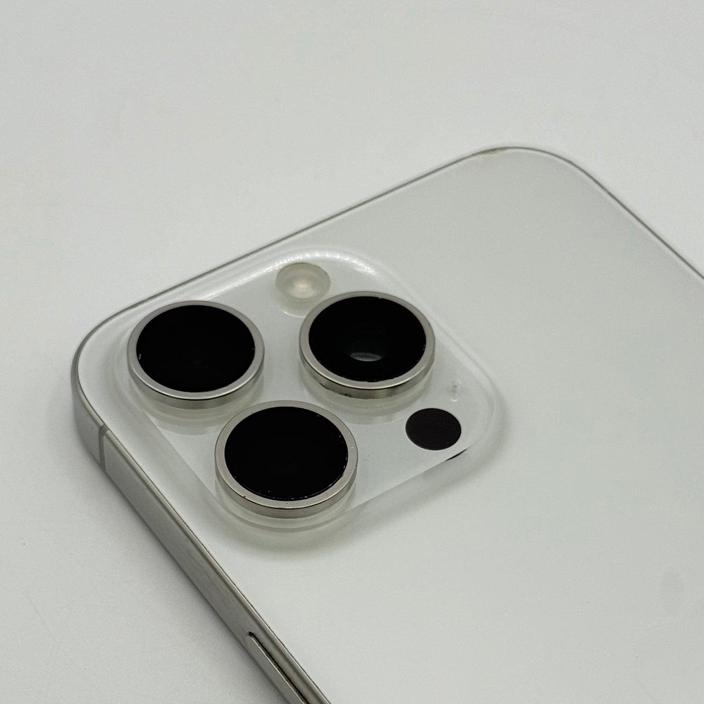 Unlocked Apple iPhone 15 Pro Max 256GB White Titanium MU673LL/A