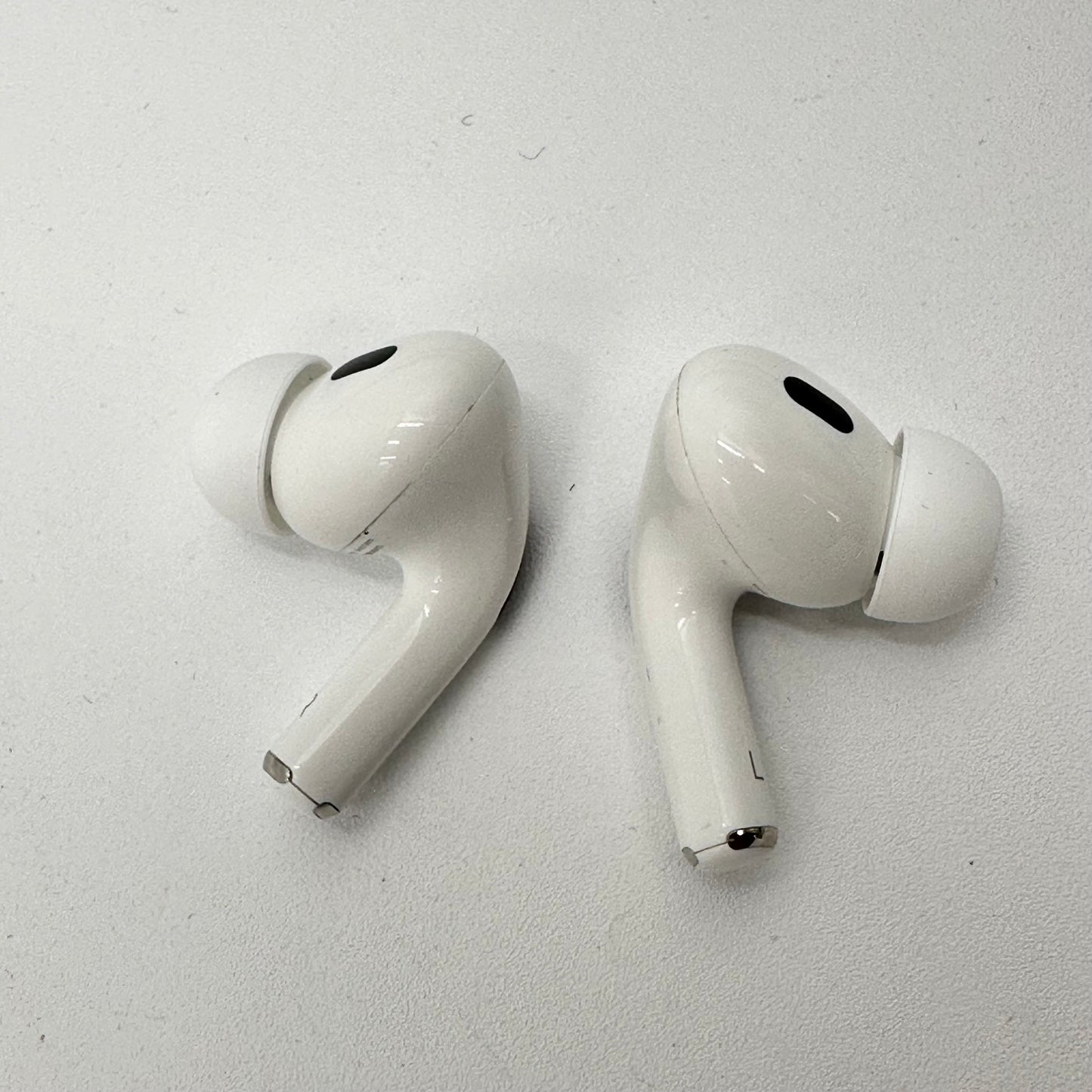 Apple AirPods Pro 2nd Gen with MagsSafe Charging Case USB-C PTJW3LL/A READ