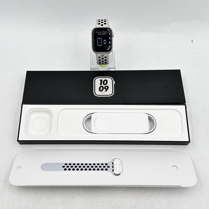 Factory Unlocked Apple Watch Nike Series 7 45MM Starlight Aluminum + Extras READ
