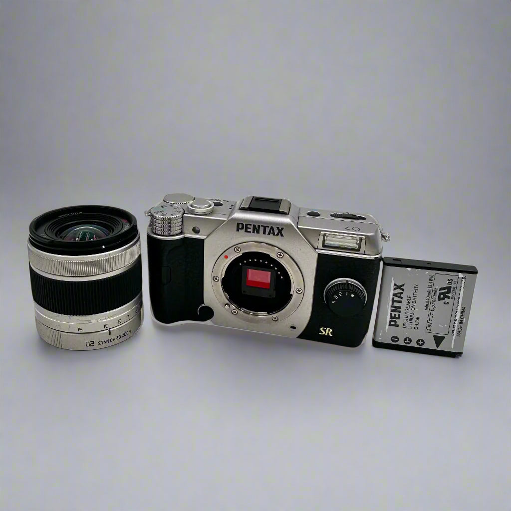 Pentax Q7 12.4MP Mirrorless Digital Camera 4243 SC w/ SMC 5-15mm Zoom Lens Kit