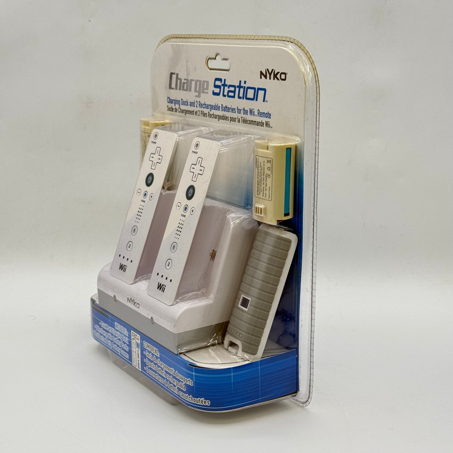 New NYKO Charge Station Charging Dock & 2 Rechargeable Batteries for Wii Remote