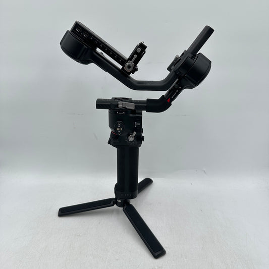 DJI RS 4 PRO Combo  3-Axis Gimbal Stabilizer P04P