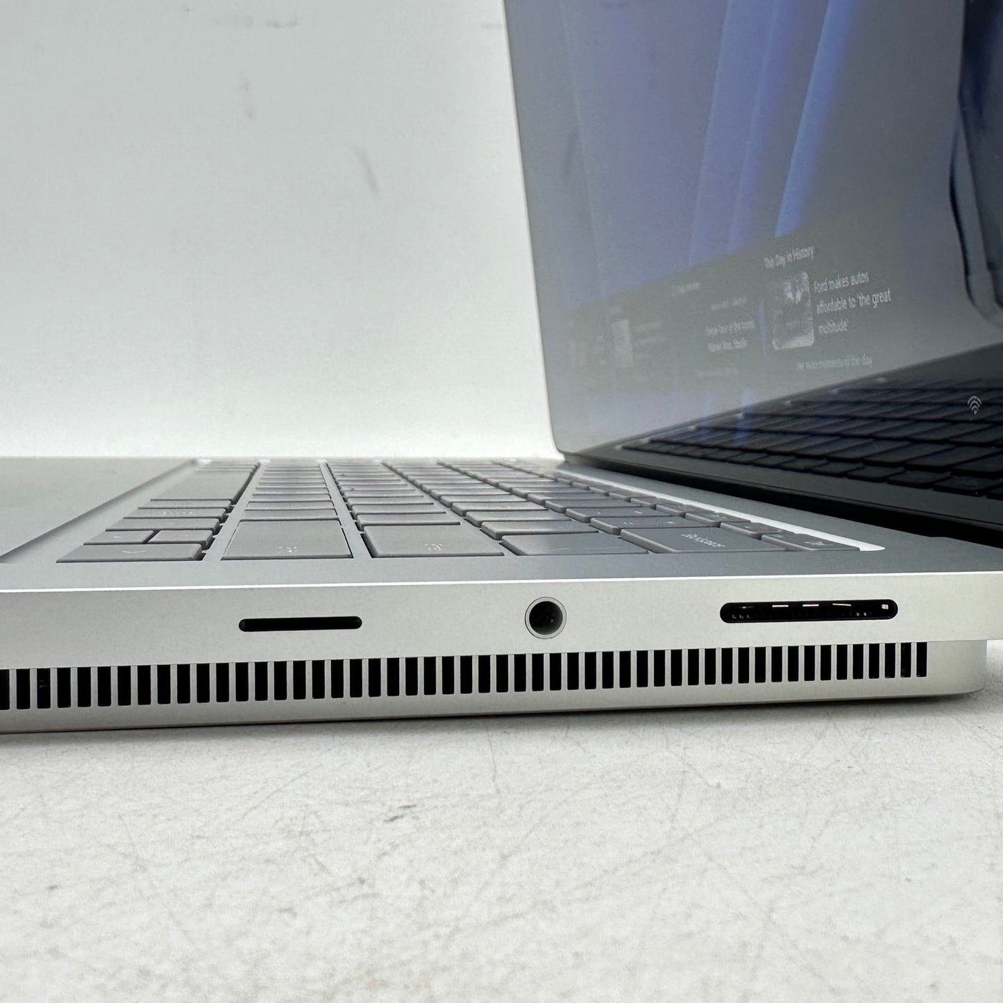Microsoft Surface Laptop Studio 2 2029 14.4" i7-13800H 32GB RAM 1TB SSD RTX 4050