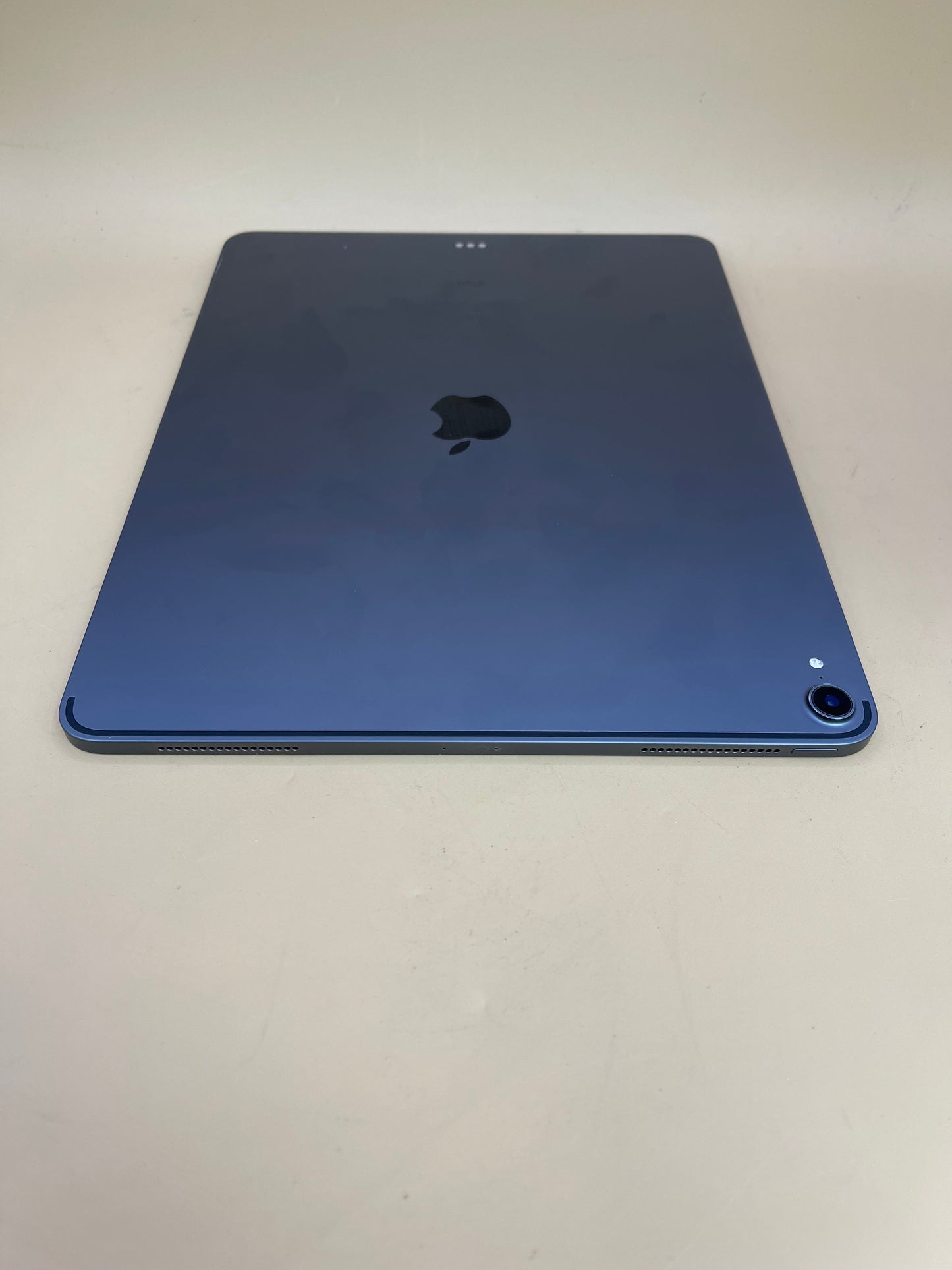 Broken WiFi Only Apple iPad Pro 12.9" 3rd Gen 256GB 18.1.1 A1876